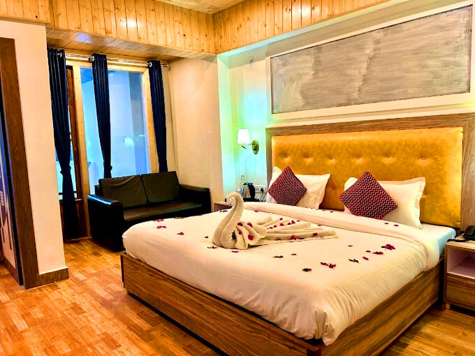 Romantic budget hotel Nainital for couples honeymoon affordable